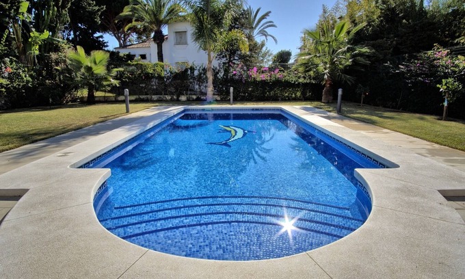 Urbanizacion Marbessa Villa | Luxurious 5* beachside villa with private pool