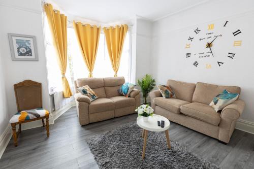 Stockton-on-Tees Apartment | Luxurious 5 bedrooms apartment and a living room in 7 Sydenham Road, Oxbridge, Stockton, Stockton-on-Tees, TS18 4DG