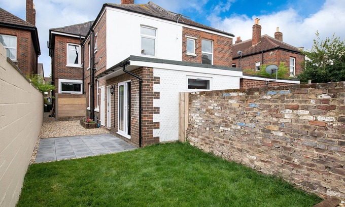 Portsmouth Apartment | Luxurious 5* Groundfloor 1bedroom flat with additional sofa bed and garden. Pets