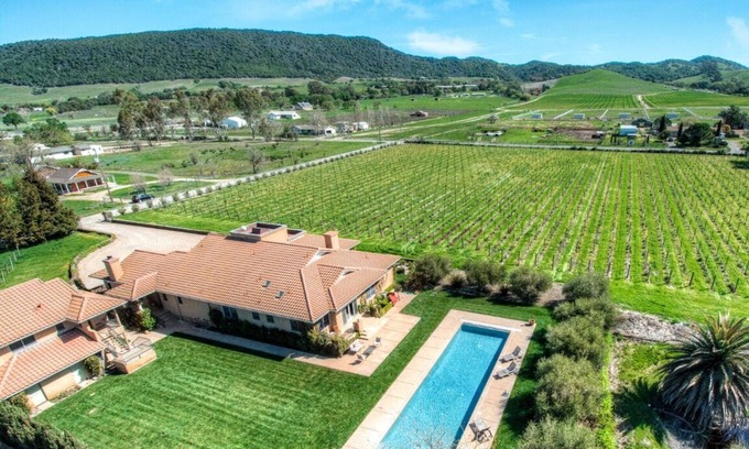 Sonoma House | Luxurious 7-Acre Estate & Guest House on Private Vineyard, With Pool & Game Room
