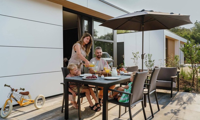 Vogelenzang House | Luxurious and sustainable 4-person holiday villas with high windows, completely gas-free and equipped with solar panels. Enjoy a stylish living room, luxury kitchen, two comfortable bedrooms and a spacious bathroom with rain shower. Including made be
