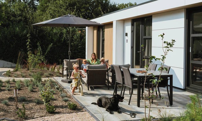 Vogelenzang House | Luxurious and sustainable 4-person holiday villas with high windows, completely gas-free and equipped with solar panels. Enjoy a stylish living room, luxury kitchen, two comfortable bedrooms and two ensuite bathrooms with walk-in shower. Including ma
