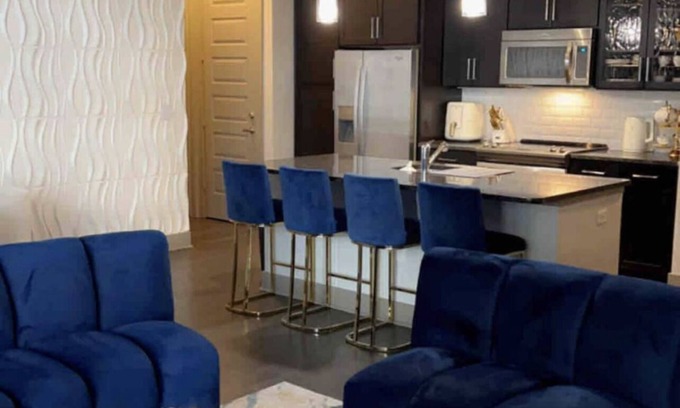 Richardson Apartment | LUXURIOUS APT WITH 2 KING SIZE BED-DOWNTOWN RICHARDSON- FREE PARKING