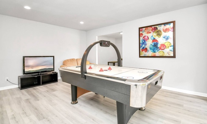 Braeburn House | Luxurious & Bright ~ King Beds ~ Games ~ Backyard!