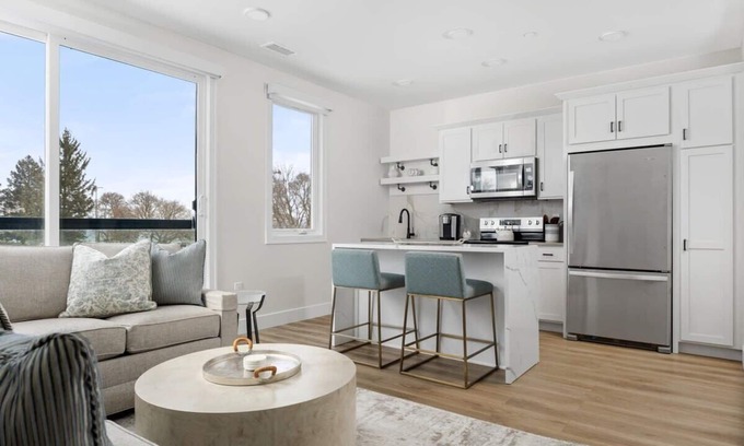 Traverse City Condo | Luxurious Condo Close to Downtown TC
