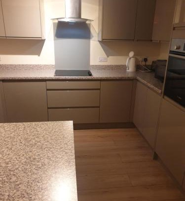 Severn Beach House | Luxurious Dingle Corner