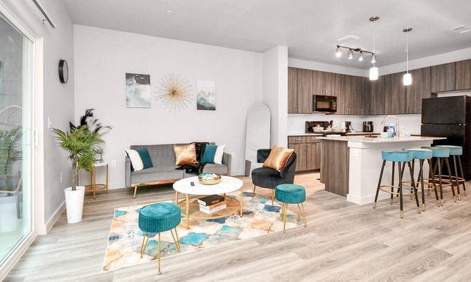 George Bush Park/Eldridge Apartment | Luxurious Experience