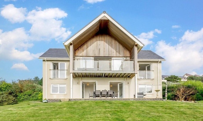 Aberdovey House | Luxurious Holiday Home - Aberdovey- 4 En-Suite Bedrooms & Spectacular Sea Views!