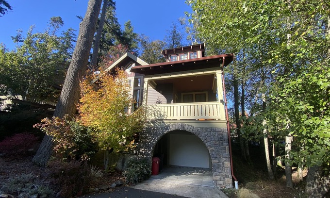Eastsound House | Luxurious Home w/Hot Tub, 5 minute walk to Town and Beach