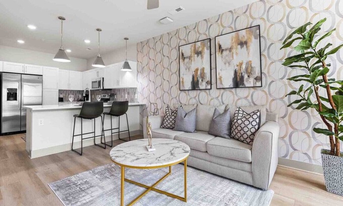 East Raleigh Apartment | Luxurious Living 5 Min From Downtown