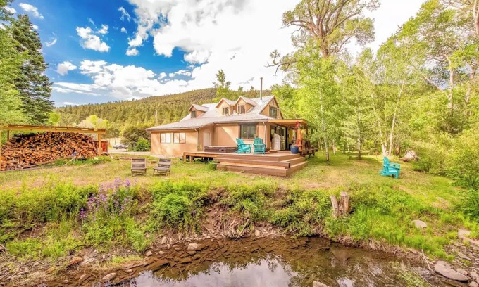 Taos House | Luxurious Log Cabin on a Rivern
