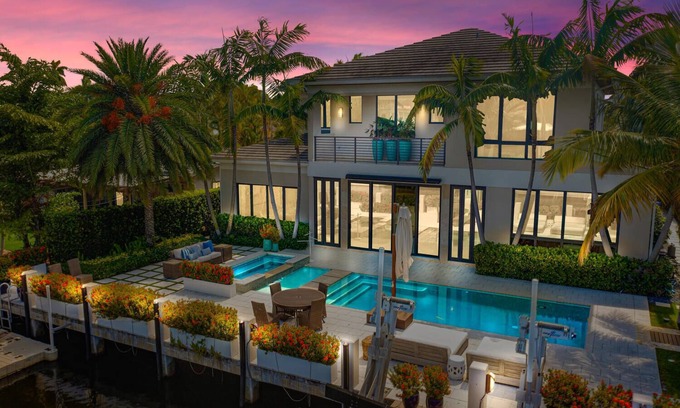 Idlewyld House | LUXURIOUS MANSION WITH 5 SUITES ON THE WATER!