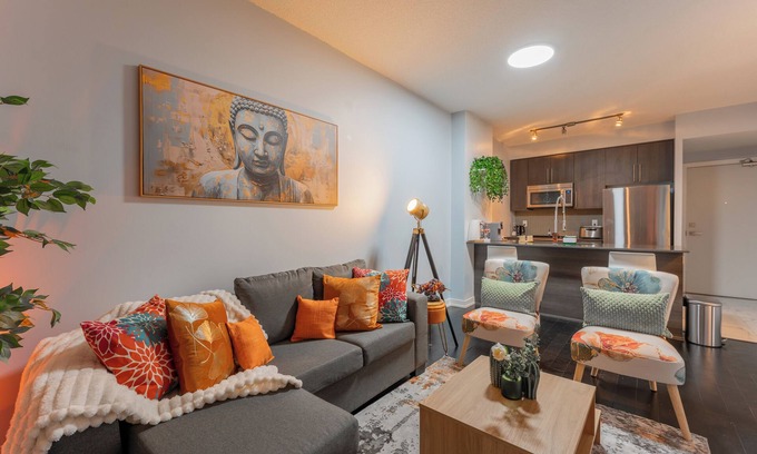 Downtown Mississauga House | Luxurious Mississauga Condo ~ Cozy ~ Comfort