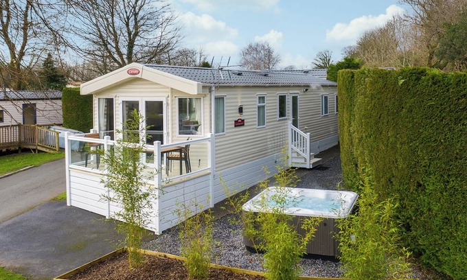 Narberth House | Luxurious modern caravan with one double with en suite W.