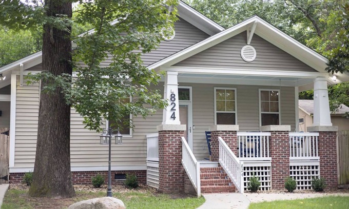Earlewood House | Luxurious & Newly Renovated 3 BR Bungalow - Minutes from USC - Sleeps 8