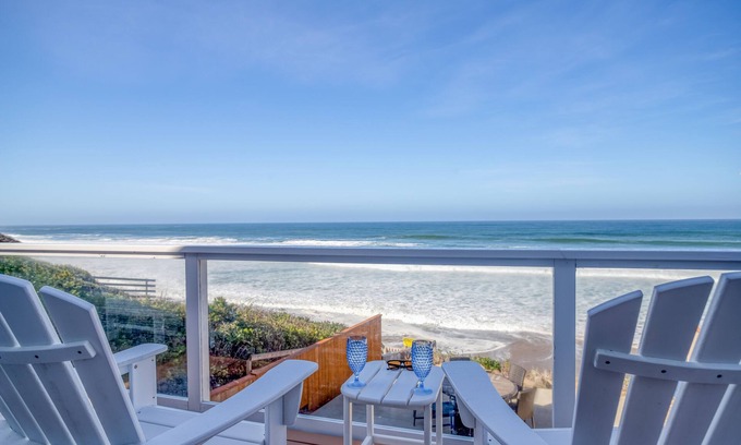 Lincoln Beach House | Luxurious Oceanfront, Private Beach Access, Gourmet Kitchen, Hot Tub, and more!