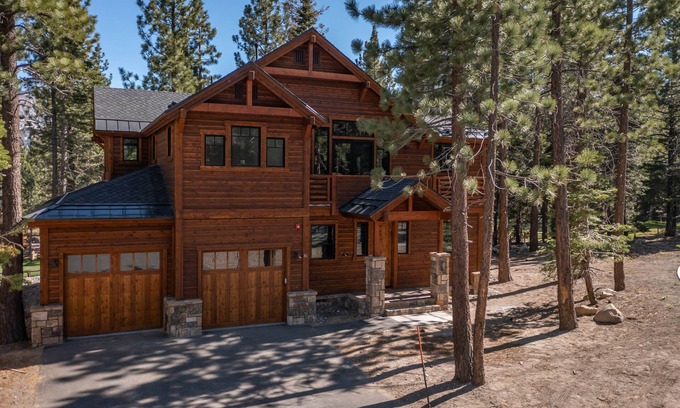 Mammoth Lakes House | Luxurious, One of a Kind Home on Golf Course. 2 Private Hot Tubs & Gas Grill