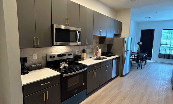 North Chesterfield Apartment | Luxurious QnBd Suite close to restaurants and local hospitals