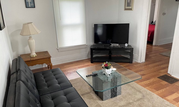 Niagara Falls House | 🌟 Luxurious & Serene Niagara Retreat | 3BR | 2BA | Private Backyard Oasis 🌟