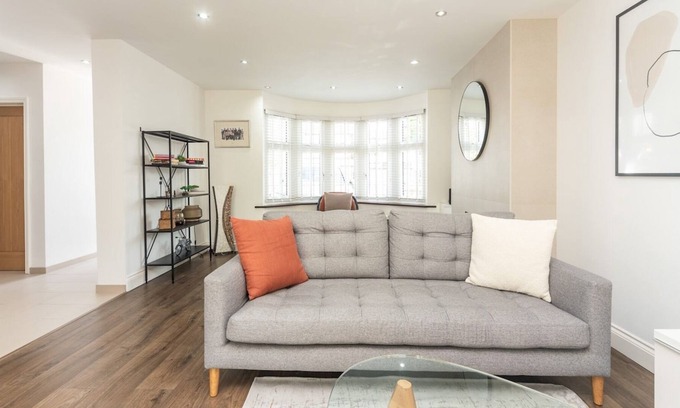 Longlands House | Luxurious Spacious House Close To London