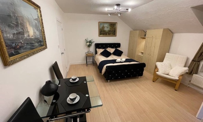 Manchester Apartment | Luxurious Studio Cloud & Good Links to City Centre