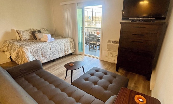 Santa Ana Heights Apartment | Luxurious Studio In Newport Beach with High Speed Internet and AC + More