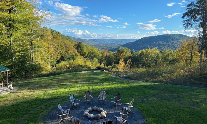 Townshend House | Luxurious, stunning views, private setting, pet friendly, firepit ,EV, WIFI, AC