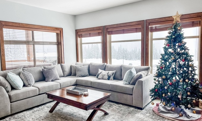 Big White Ski Resort Apartment | Luxurious TRUE ski in/out chalet in Happy Valley with gorgeous views!