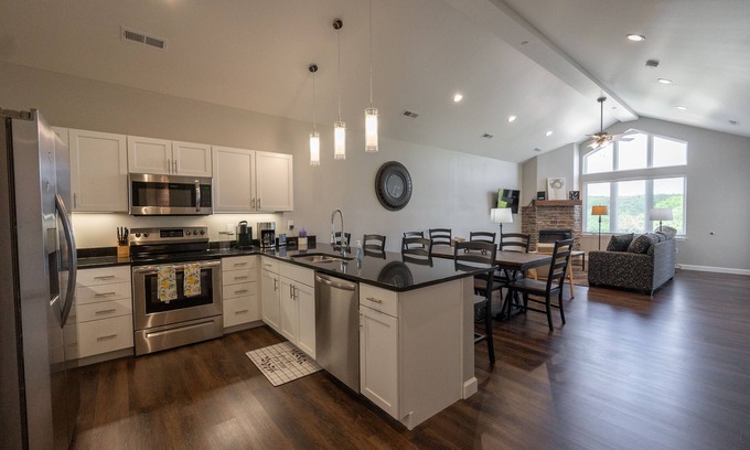 Branson Condo | Luxurious Vaulted Ceilings ~ Christmas Decor ~ Arcade Table! ~ FREE TICKETS INCLUDED (FH-G303)