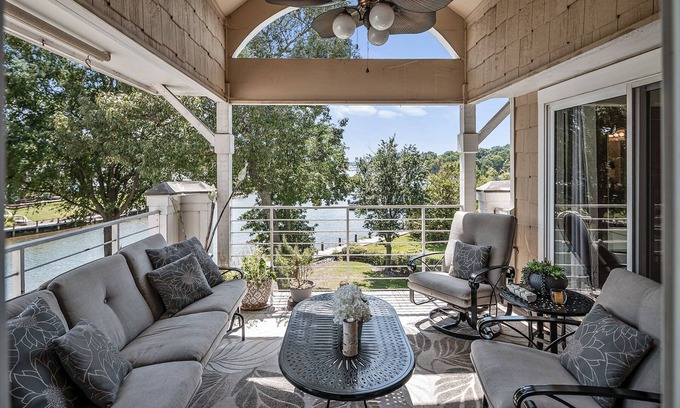 Cornelius Condo | Luxurious Waterfront Penthouse l Fun for Families & Long Stays