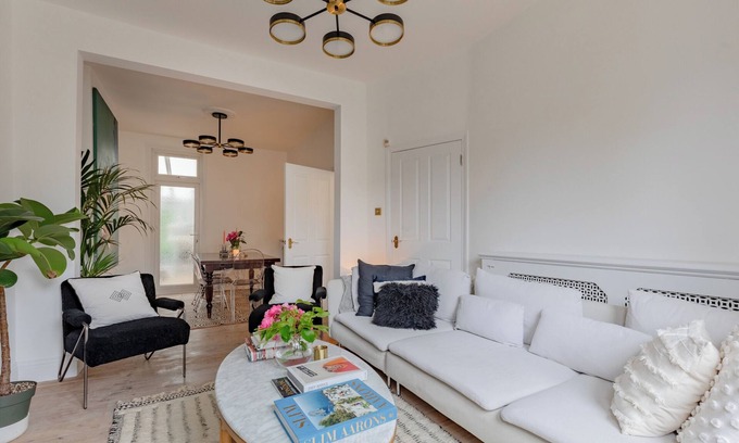 Stoke Newington Apartment | Luxuriously Curated 4BD Home, Stoke Newington