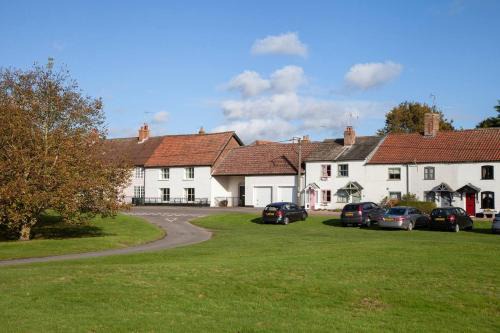 Great Massingham House | Luxury 1 bed cottage with hot tub and log burner
