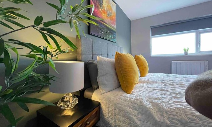 Dudley Apartment | Luxury 1 bed Flat + sofa bed- Dudley