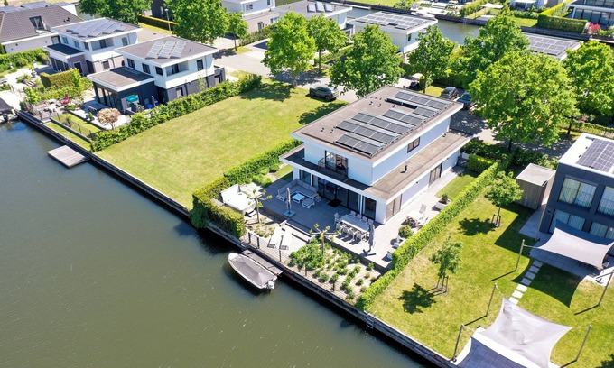Zeewolde House | Luxury 10-person villa with jacuzzi, sauna, 4 bedrooms, 3 bathrooms and two outdoor dining tables. Pet-friendly, fully equipped kitchen, and direct water access.