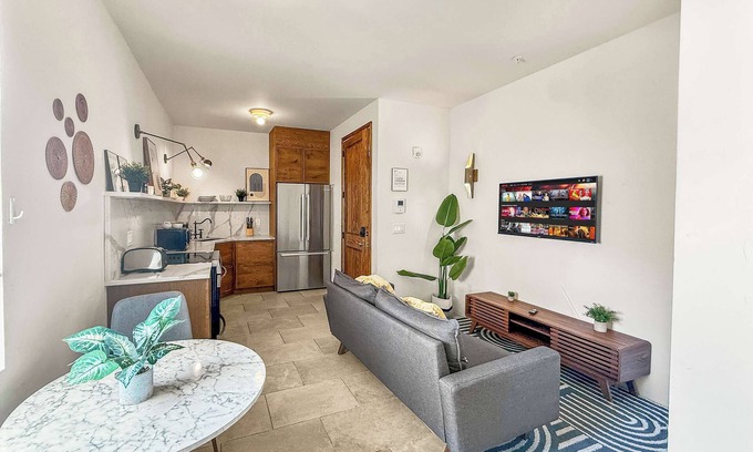 Society Hill Apartment | Luxury 1BD Stay in South St | 1 Bed Retreat