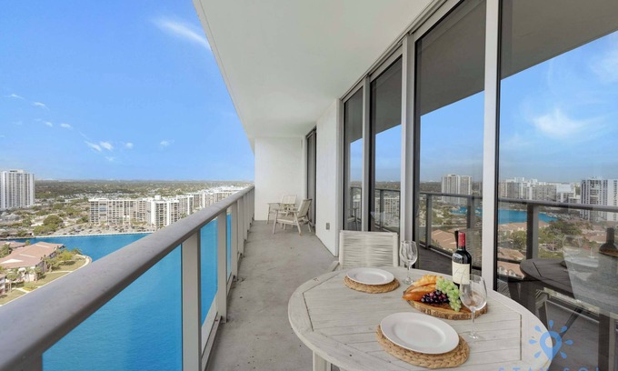 Hollywood South Central Beach Apartment | Luxury 1Br -Front Intracoastal | Balcony+ Pools