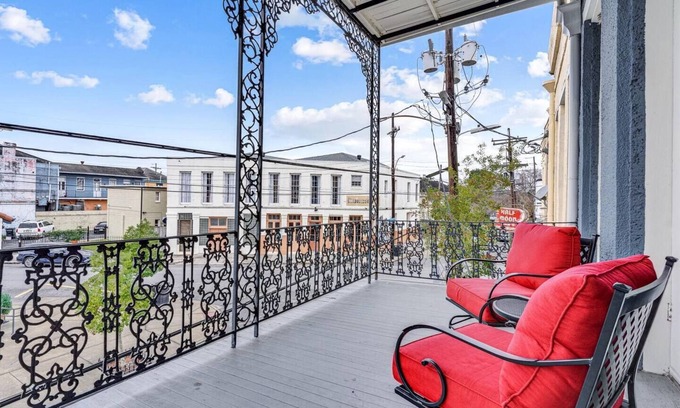 Lower Garden District Condo | Luxury 1BR Next to Il Mercato - Modern, Balcony, Prime Location for Couples Exploring Magazine St
