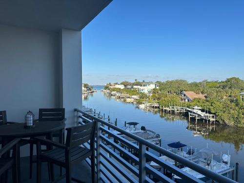 Central Sarasota House | Luxury 2 Bed 2 Bath Waterfront Condo with Patio Sunsets Gym and Parking