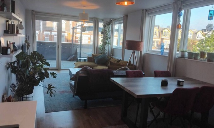 Harringay Ladder Apartment | Luxury 2-bed, 2-bathroom apartment with sunny patio near Finsbury Park