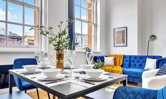 Birmingham City Centre Apartment | Luxury 2 Bed Apartment in Jewellery Quarter | Sleeps 6