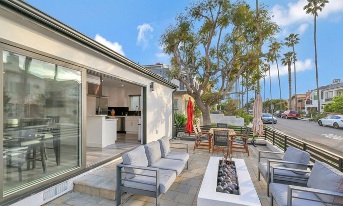 Corona del Mar House | Luxury 2 Bed w/Huge Sun Deck, A/C, fast WiFi, 10 minute walk to Beach