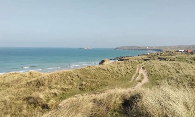 Carbis Bay Apartment | Luxury 2 Bedroom ground floor apartment 10 mins walk from beach.Wifi & desk