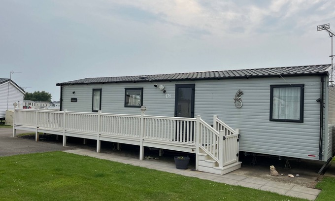 Hunstanton Cabin | Luxury 2 Bedroom van linen included Pets go Free