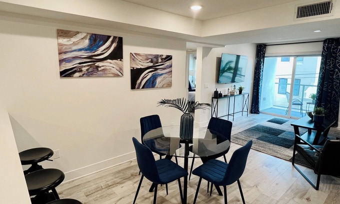 West Hollywood Hotel | Luxury 2 BR in Century City w/Parking & Washer + Dryer