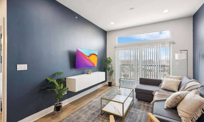 Deep Ellum Apartment | Luxury 2BD | DT Deep Ellum | 7 Beds | Free Parking