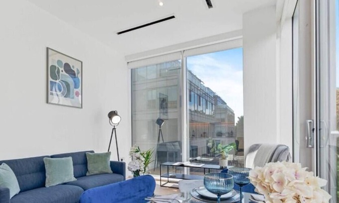 London Borough of Hounslow Apartment | Luxury 2BDR: Parking, Gym, Cinema & Game Room