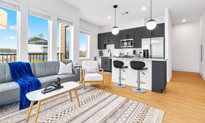 Five Points South Apartment | Luxury 2BR Steps from Railroad Park