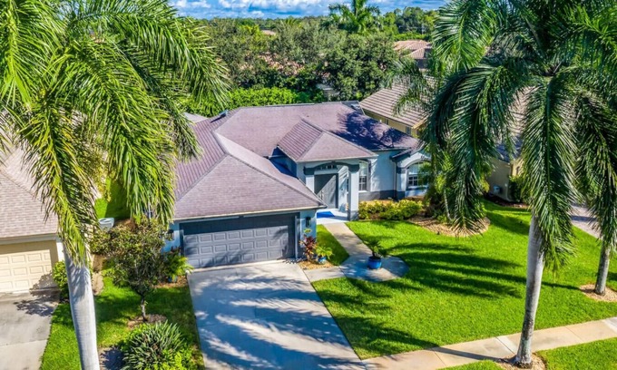 Central Naples House | Luxury 3/2 home with pool & spa