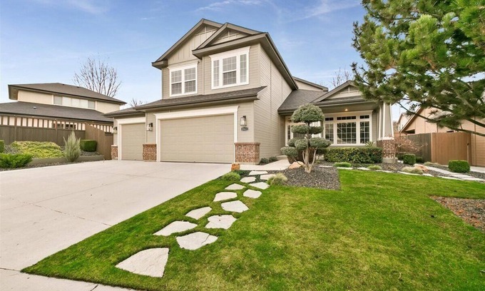 Garden City House | Luxury 3 BD/3BA house in charming Boise with WiFi, AC, Bikes, Com. Pool
