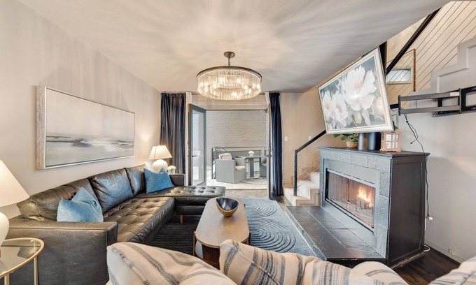 Old East Dallas Condo | Luxury 3-bed loft featuring king & queen beds, leather sectional, smart TV, resort pool, and private patio access.
